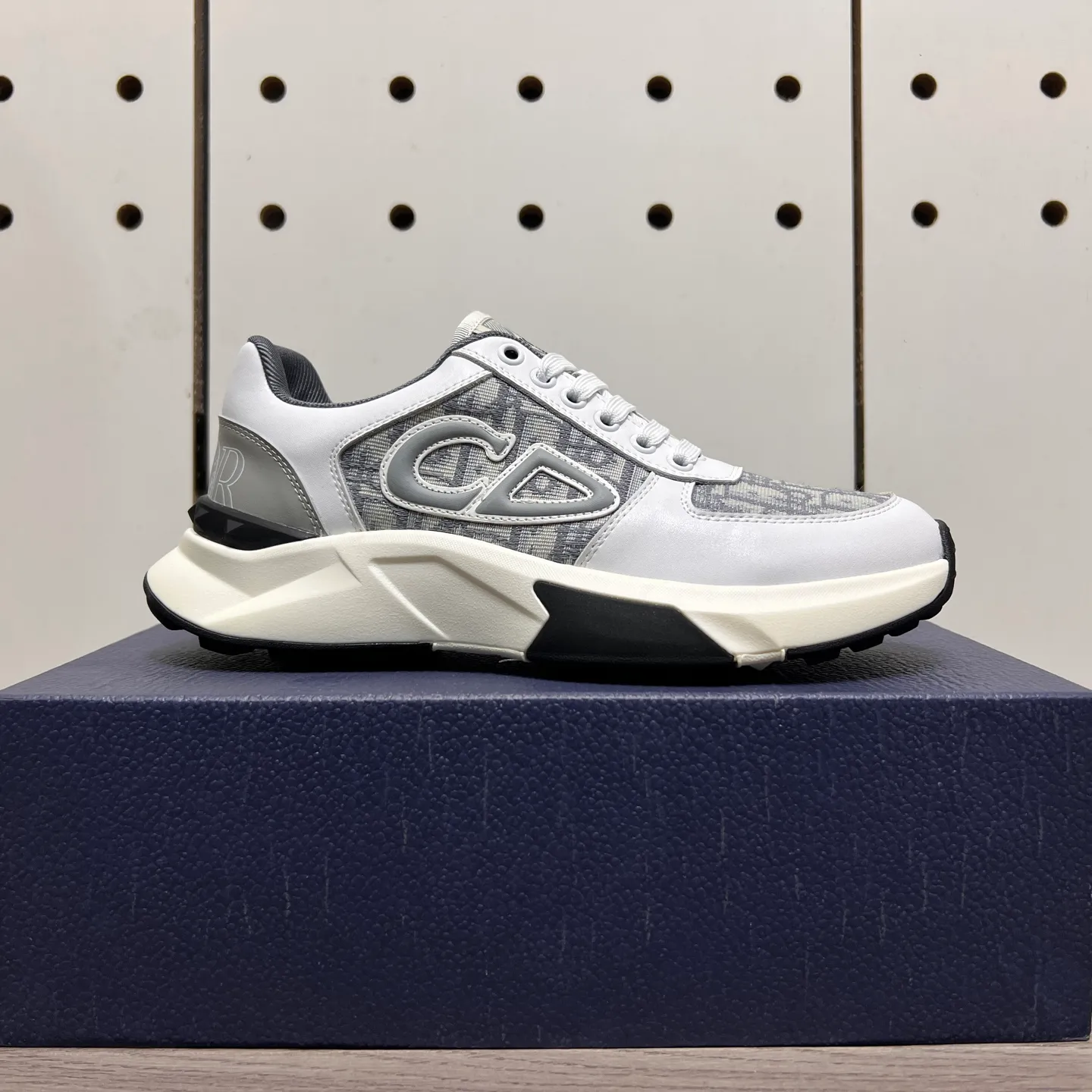 Factory price: 438💰Dior original quality.~ Unique modern style sneakers. 🏃A must-have casual shoe for trendy men😍😍 Imported cowhide fabric, sheepskin foot pads (refuse to discolor and grind feet) soles: Original soles specially provided by the original factory, French lazy style design ⚠️Fit to the feet, original quality, super comfortable original soles. Just like shooting the real thing 🎬The real thing is better, high-quality sneakers, size: 38-44 (45 and 46 can be customized)